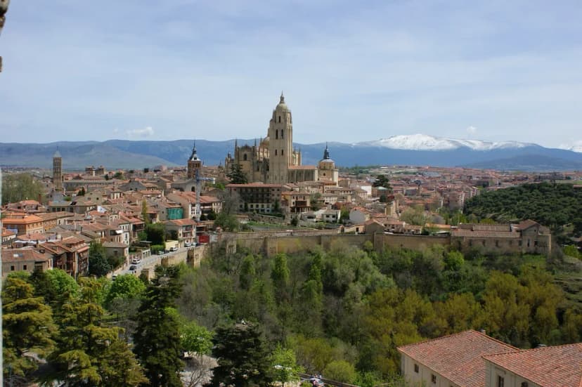 Titirimundi Puppet Festival in Segovia: Shows, Venues & Family Trip Tips