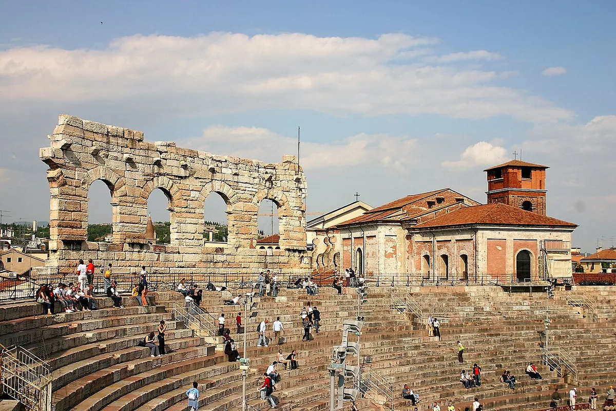 Evening opera performance in the Roman amphitheatre of the Arena di Verona — 1