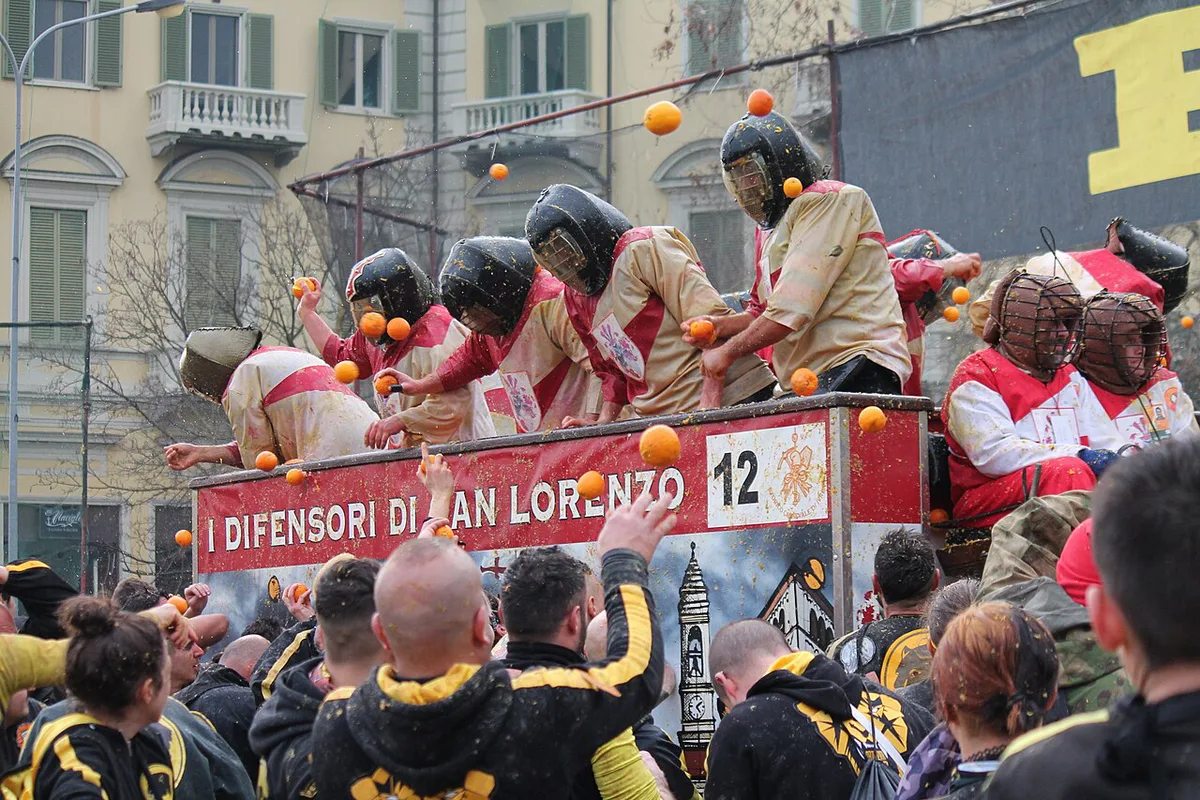 Orange-throwing battle between cart teams during the Ivrea carnival — 1
