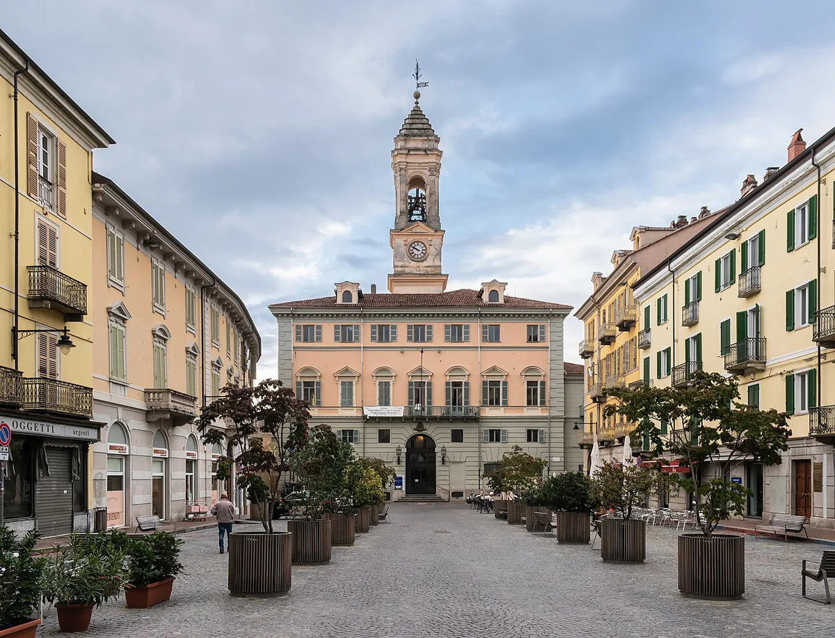 Orange-throwing battle between cart teams during the Ivrea carnival — 2