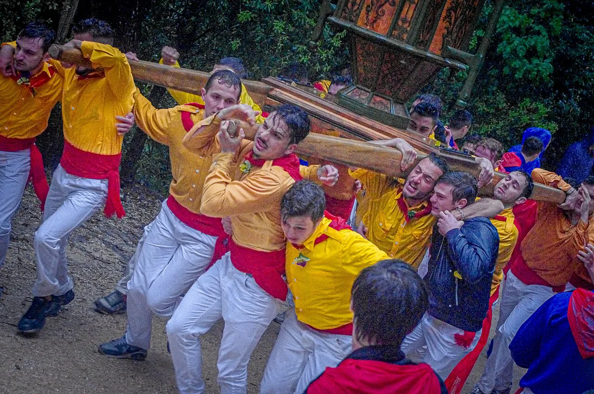 Teams carrying the towering wooden ceri through the streets of Gubbio — 1