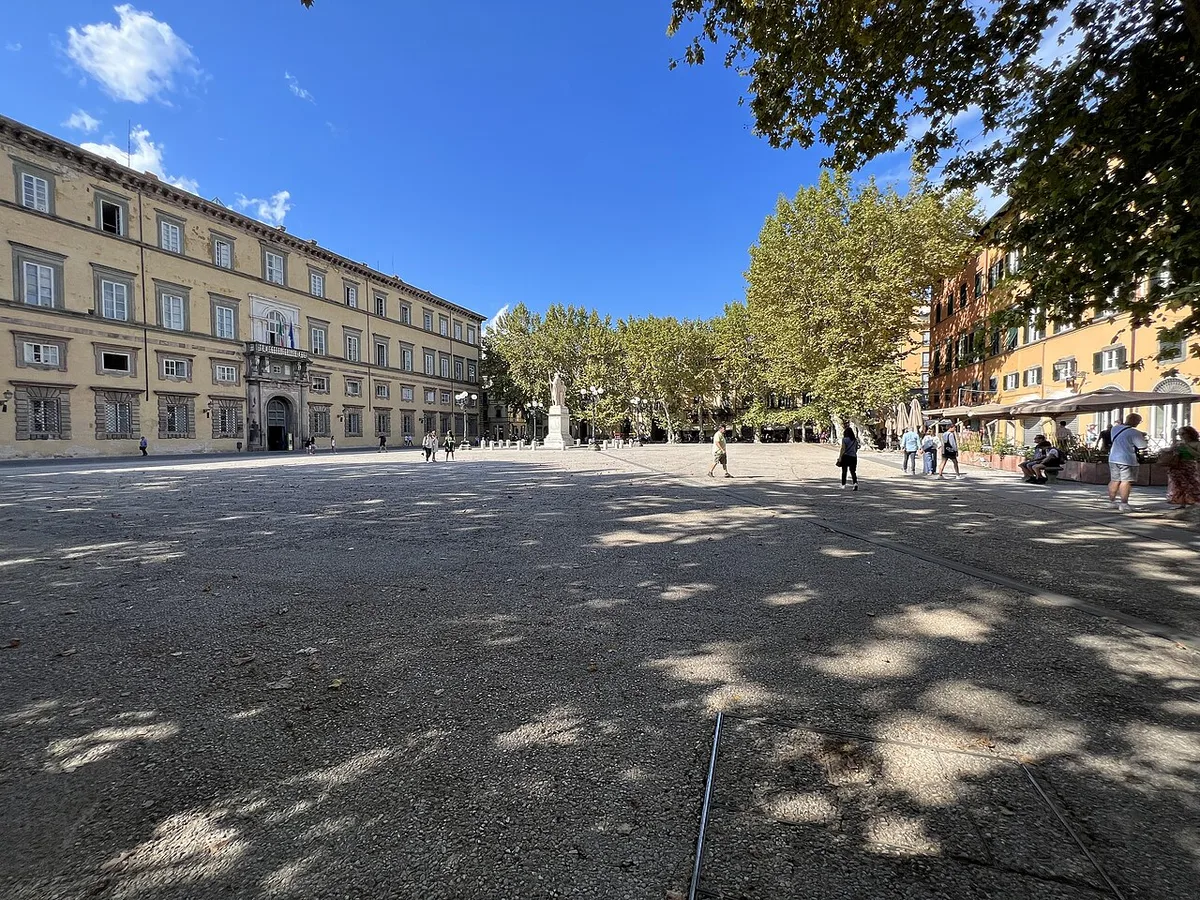 Crowd and stage lights in Piazza Napoleone during the Lucca Summer Festival, Italy — 1