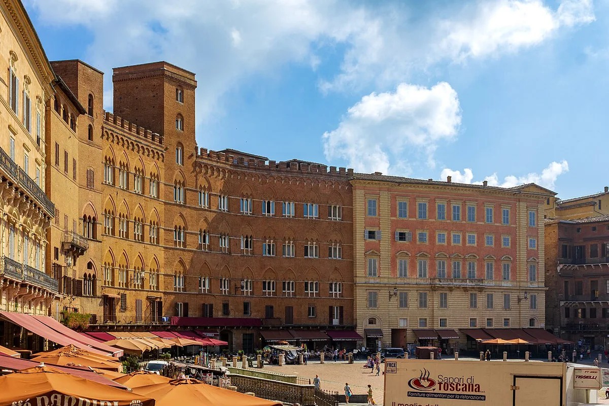 Spectators packed into the Piazza del Campo before the Palio di Siena — 2