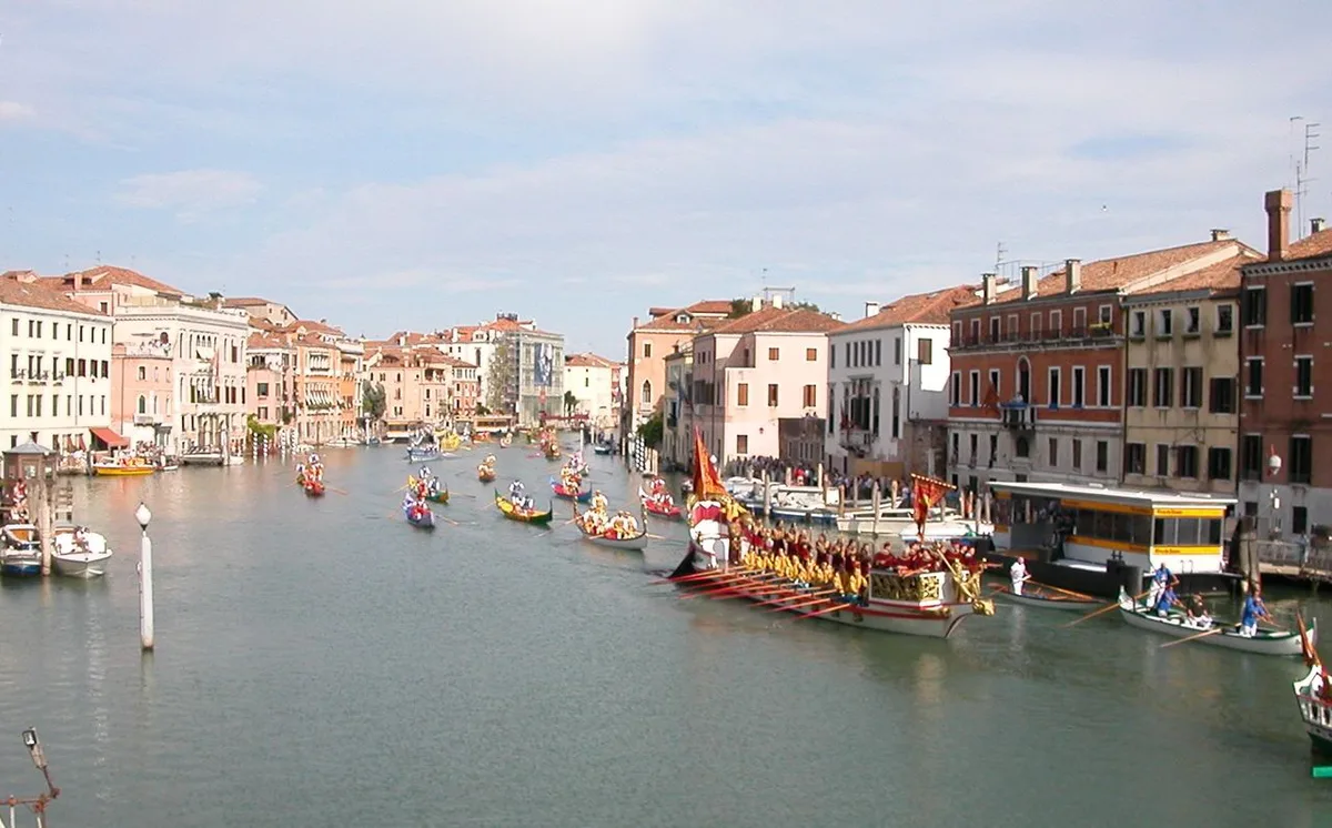 Costumed historic boats rowing the Grand Canal during the Regata Storica — 1