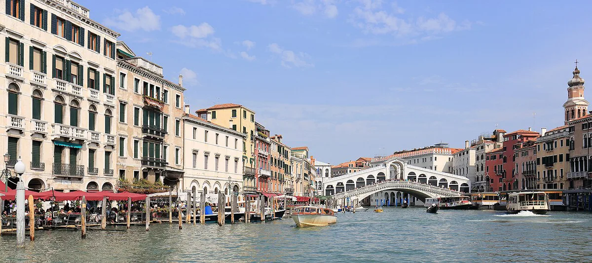 Costumed historic boats rowing the Grand Canal during the Regata Storica — 2