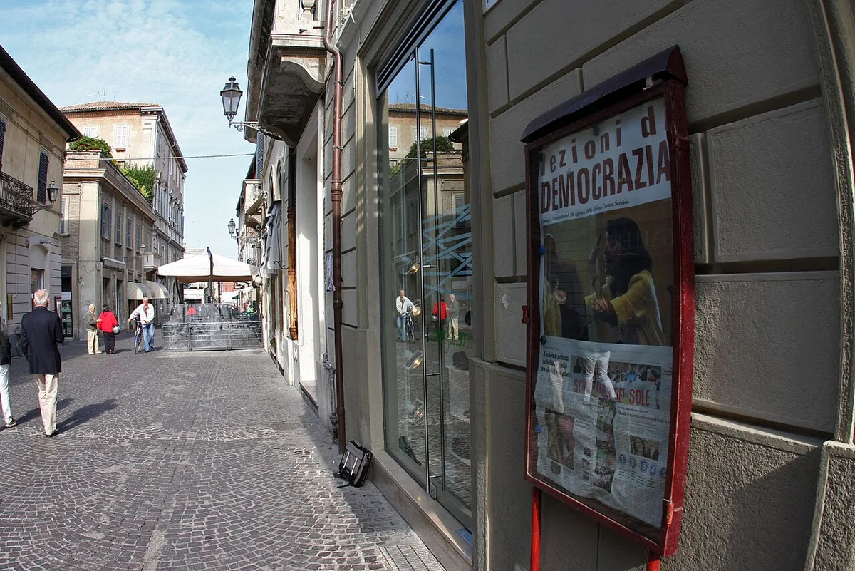 Vintage rock 'n' roll crowd along Corso 2 Giugno during Summer Jamboree, Italy — 1
