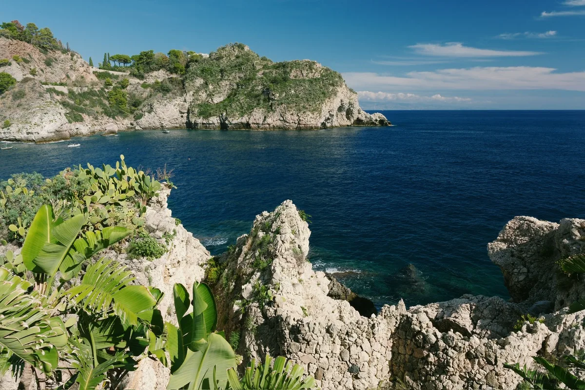 Evening crowd gathering for a screening at the Taormina Film Festival, Italy — 1