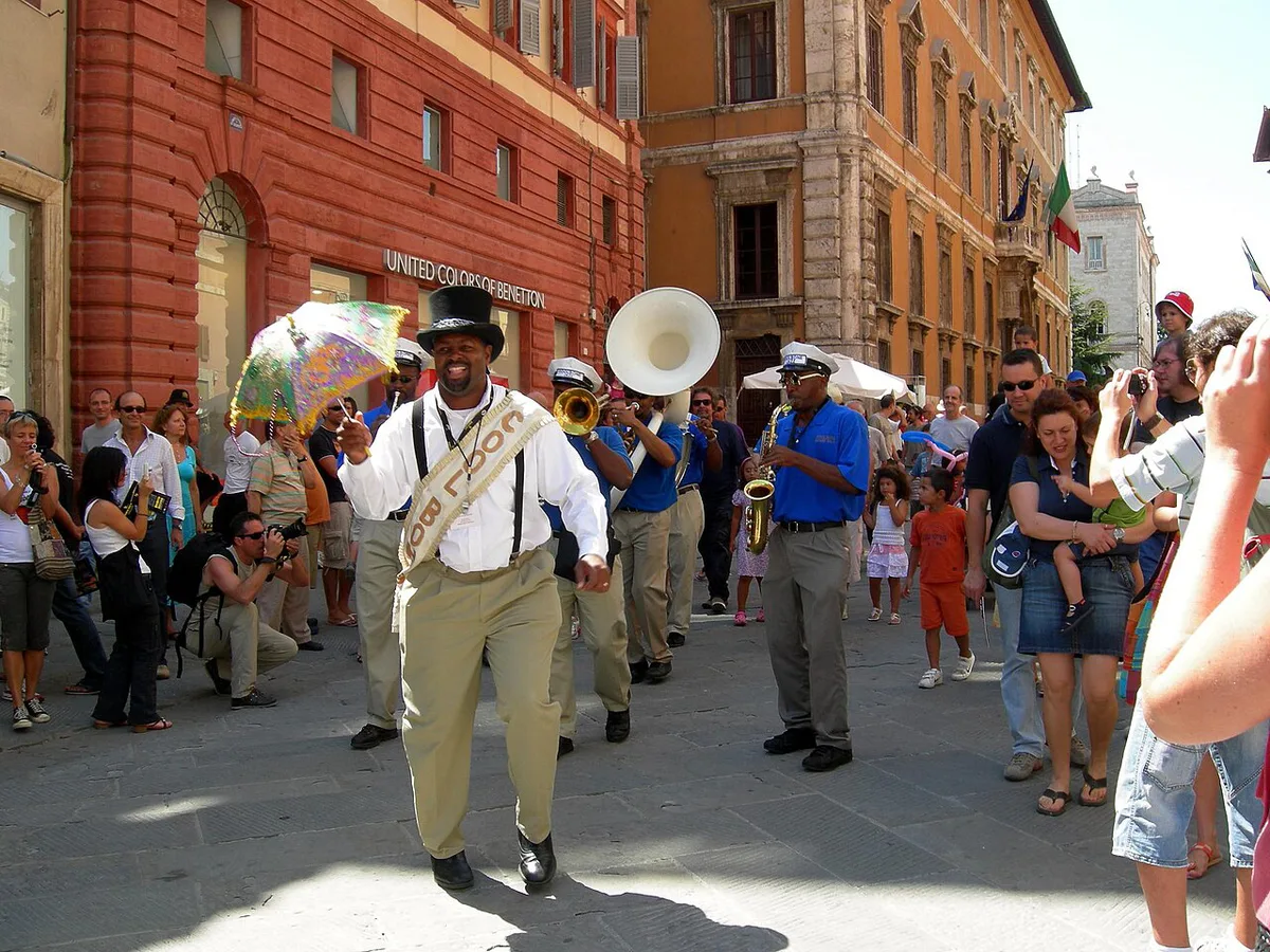 Crowd at a free open-air jazz stage on Perugia's Corso Vannucci — 1
