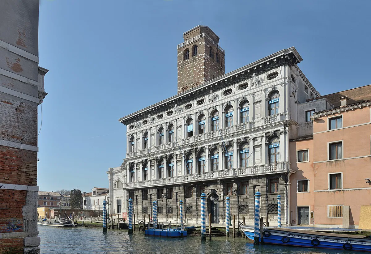 Rowing boats crowding a Venetian canal during the Vogalonga — 1