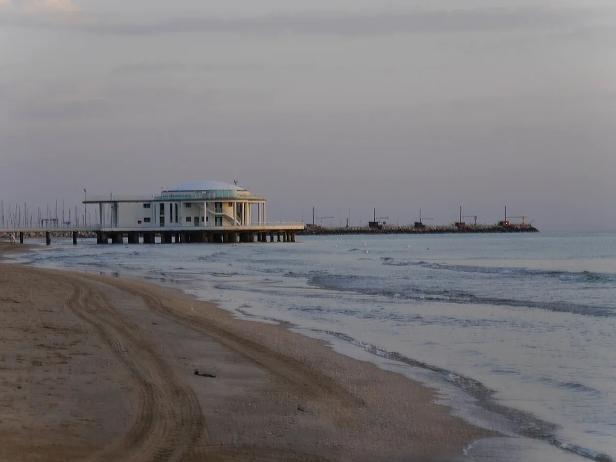 Seafront promenade near Spiaggia di Velluto in Senigallia during summer, Italy — 1